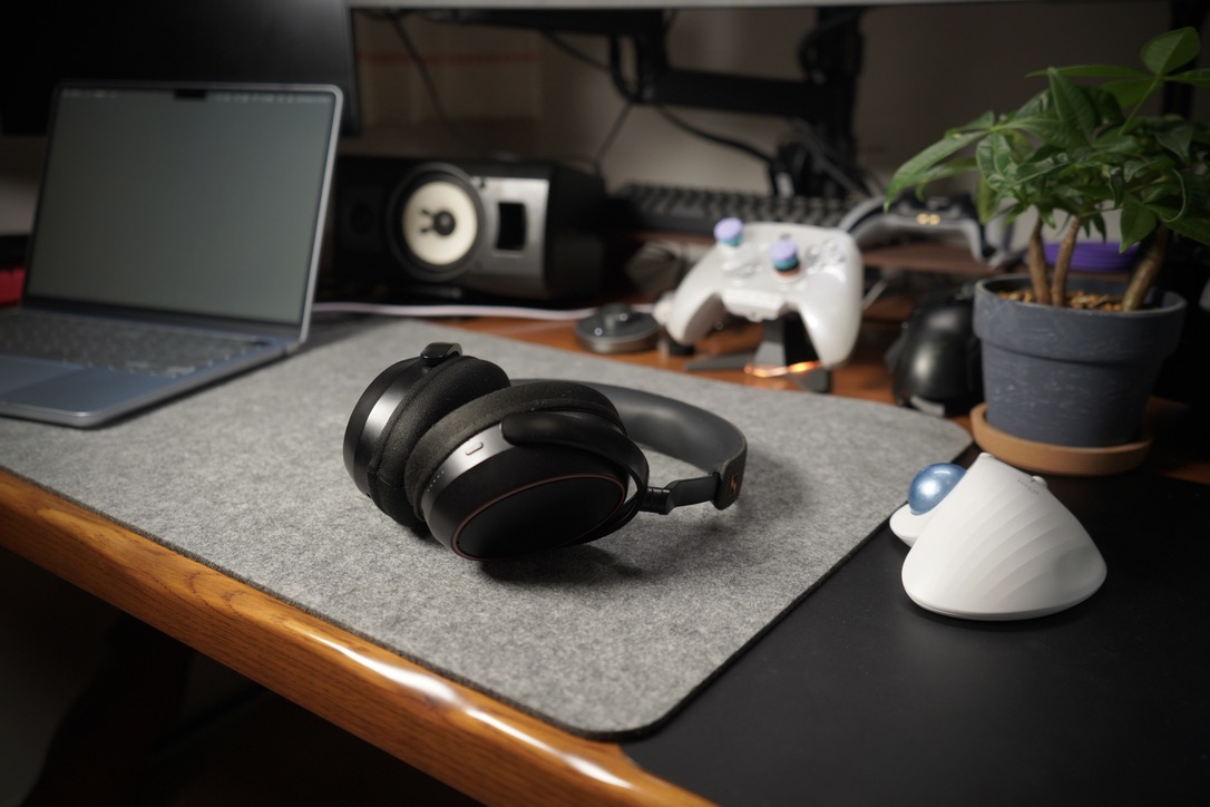 MOMENTUM 4 Wireless  ブラックコッパー（Amazon限定カラー）机に置いた様子