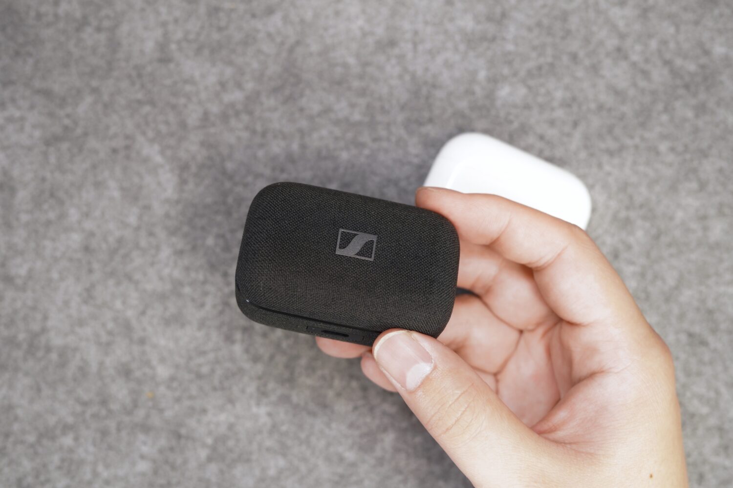 MOMENTUM True Wireless 4 ケースを持ちあげた様子