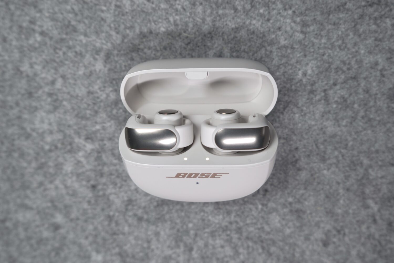 Bose Ultra Open Earbudsの蓋を開けたところ。