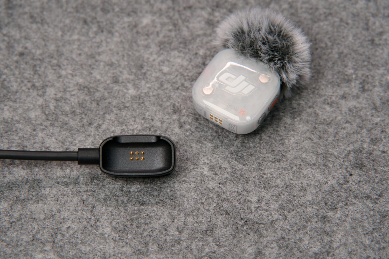 DJI Mic Mini 2S 送信機の充電器、マグネット式になっている。