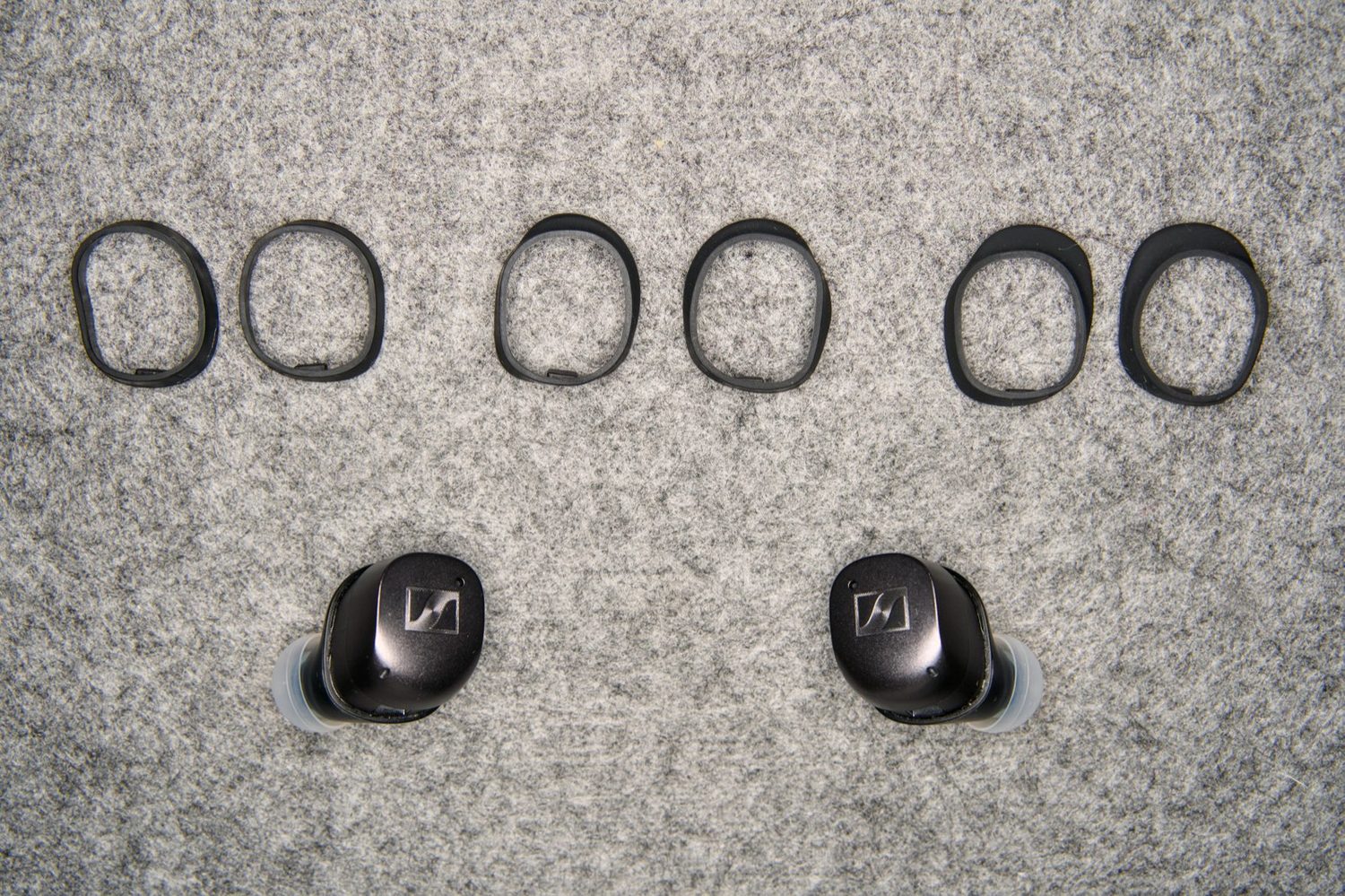 MOMENTUM True Wireless 4 本体と付属フィン S M L
