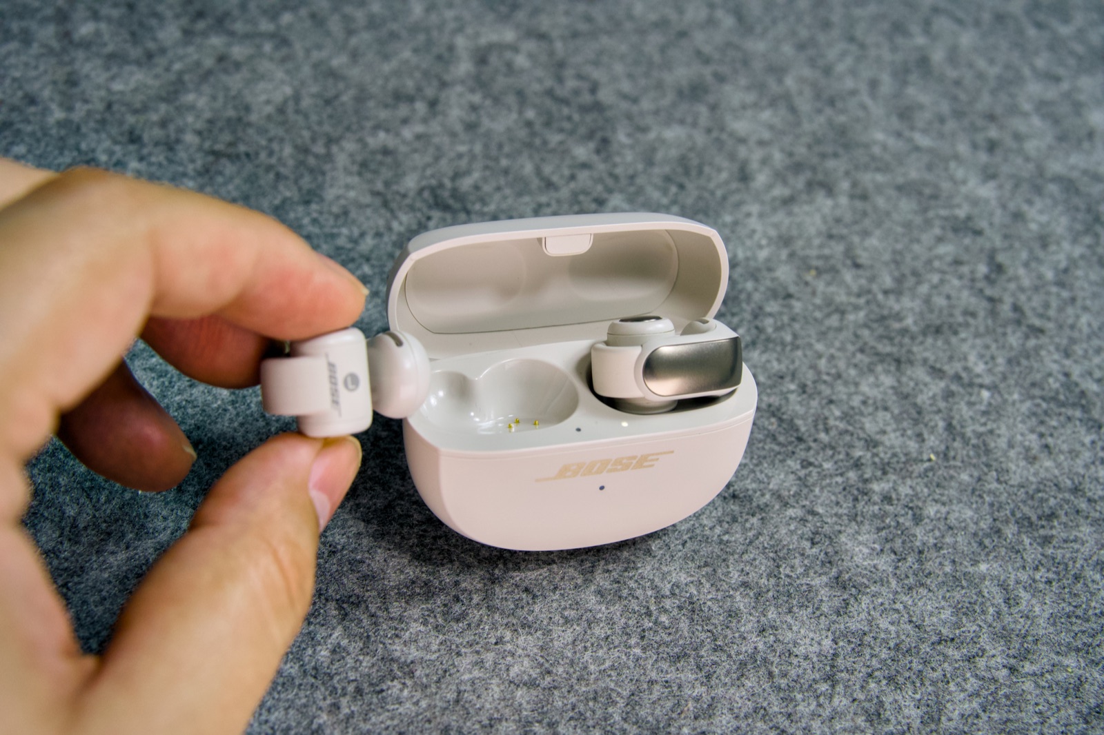 Bose Ultra Open Earbuds 初代 充電ケースからイヤホンを取り出す