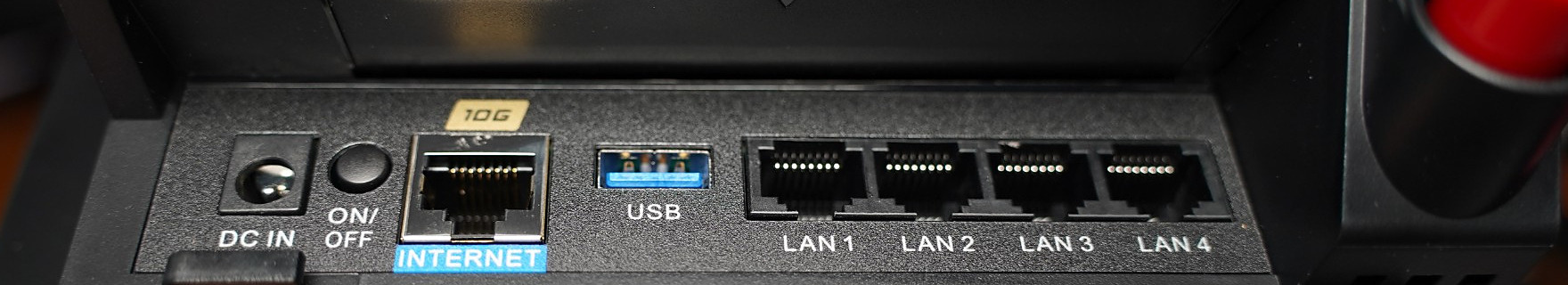 バッファロー WXR9300BE6P 背面 10G対応のINTERNETポートと1GbpsのLANポート4つ